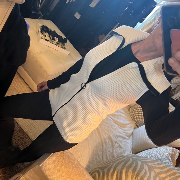 AKRIS PUNTO Vest- off white knit vest with black Euro zipper fits a 2-6 size - Picture 13 of 16